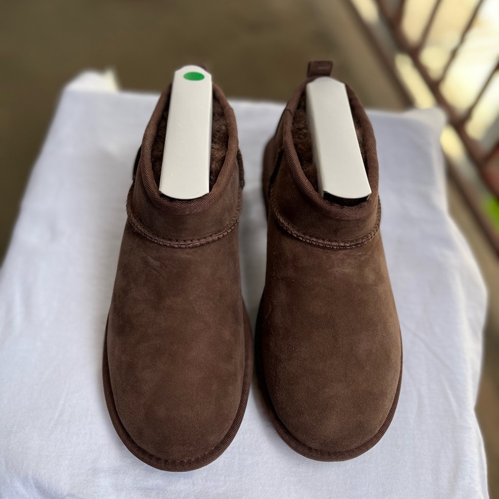 UGG W Classic Ultra Mini boots. Size 7. Women boots for winter. Winter boots.